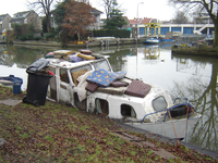 807011 Afbeelding van een door daklozen gebruikt pleziervaartuig in de Vaartsche Rijn langs de Jutfaseweg te Utrecht.